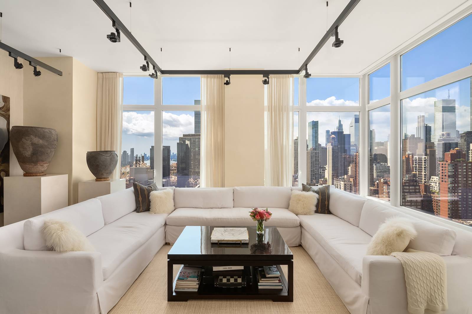 Bright and airy, with unparalleled city views, this corner three bedroom, three bathroom residence boasts a carefully considered contemporary design that seamlessly blends quiet luxury with effortless functionality.