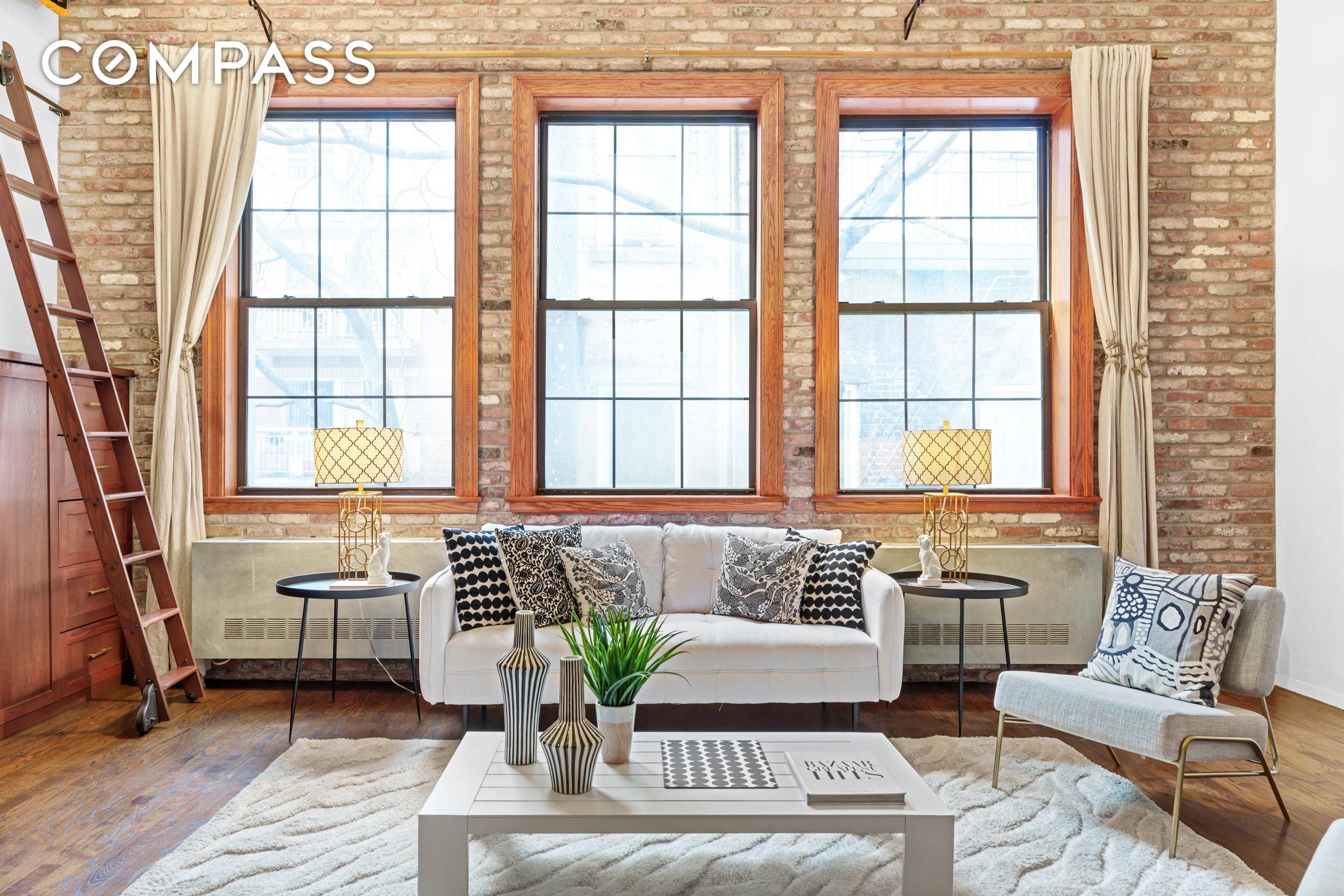 Discover the art of refined living with PH4D ; a masterful blend of elegance and innovation in the heart of the Village.