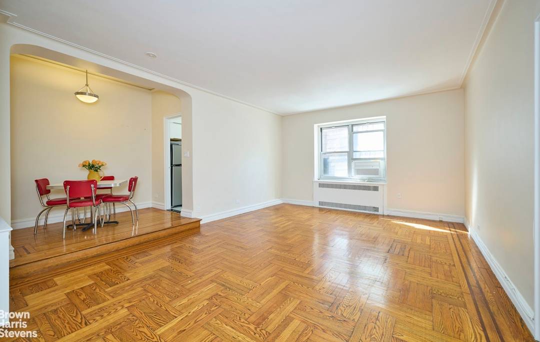 High First Floor Studio with Sunny Southern Exposure amp ; Charming Art Deco Details This well proportioned studio in a classic Upper West Side Art Deco building with a recently ...