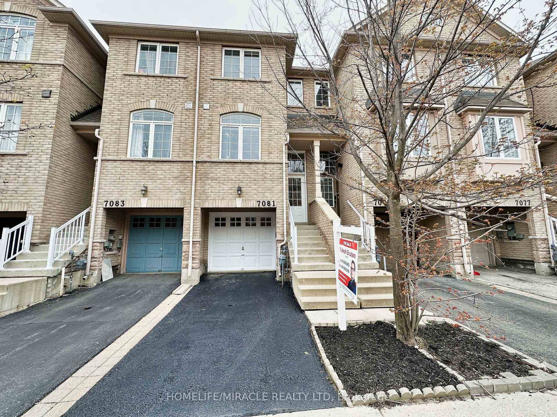 Bright, Spacious And a Cozy 3 Bedroom Townhouse With Abundance Of Natural Light.