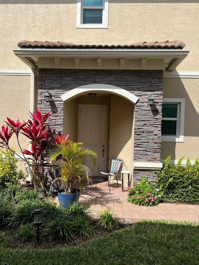 Beautiful 4 bedrooms 3 full bathroom 1 car garage townhouse located at Heritage Enclave.