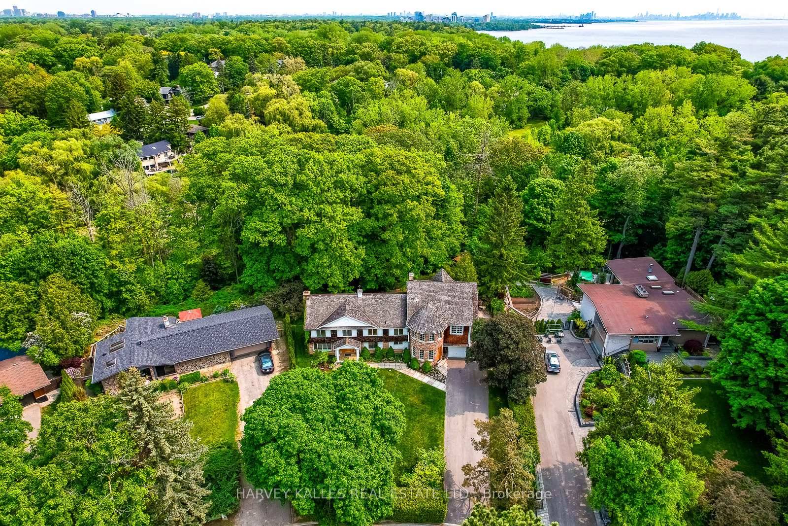 Exceptional Estate Home in prestigious Rattray Marsh.
