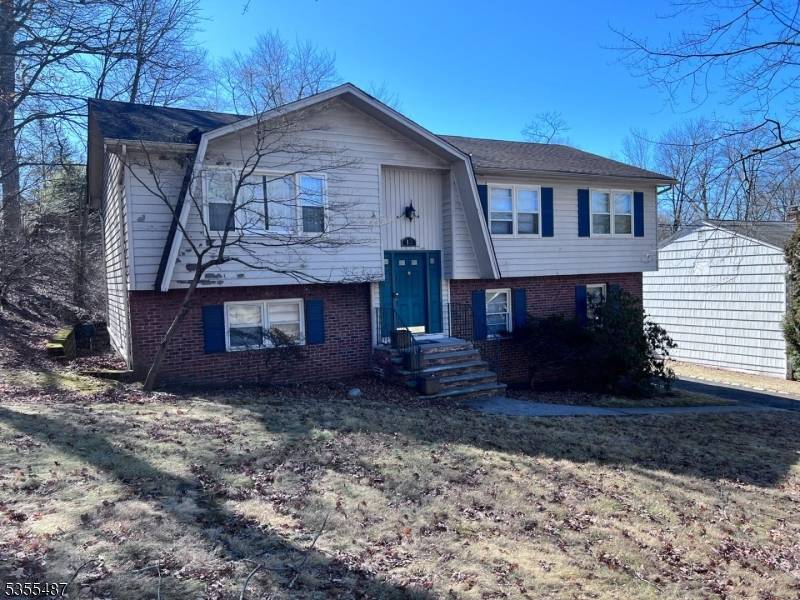 Beautiful atmosphere, good schools, convenient access to public transportation and major roadways, and diverse community.