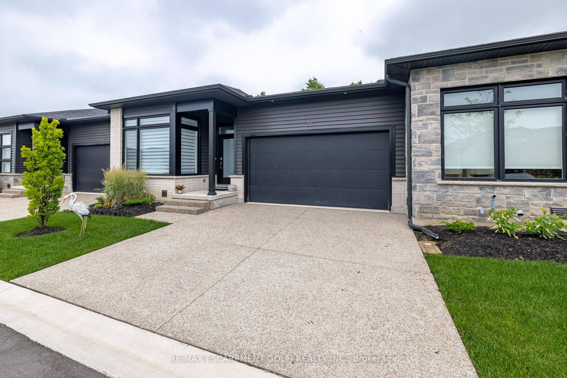 Welcome to 9150 Willoughby Drive, Unit 20 a stunning, move in ready townhome offering style, comfort, and convenience in one of Niagara Falls' most sought after communities.
