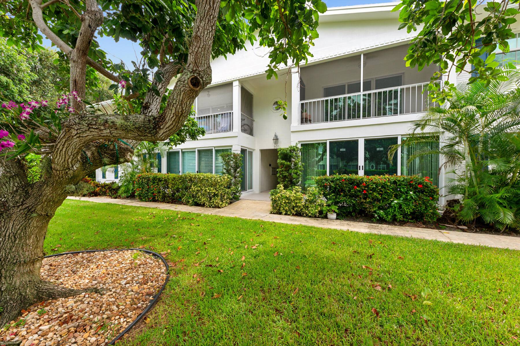 LIFE AT THE BEACH ! ENJOY THIS SPACIOUS 2 BEDROOM 2 BATH APARTMENT, 3 MINUTE WALK TO THE BEACH AND 5 MINUTE WALK TO ATLANTIC AVENUE.