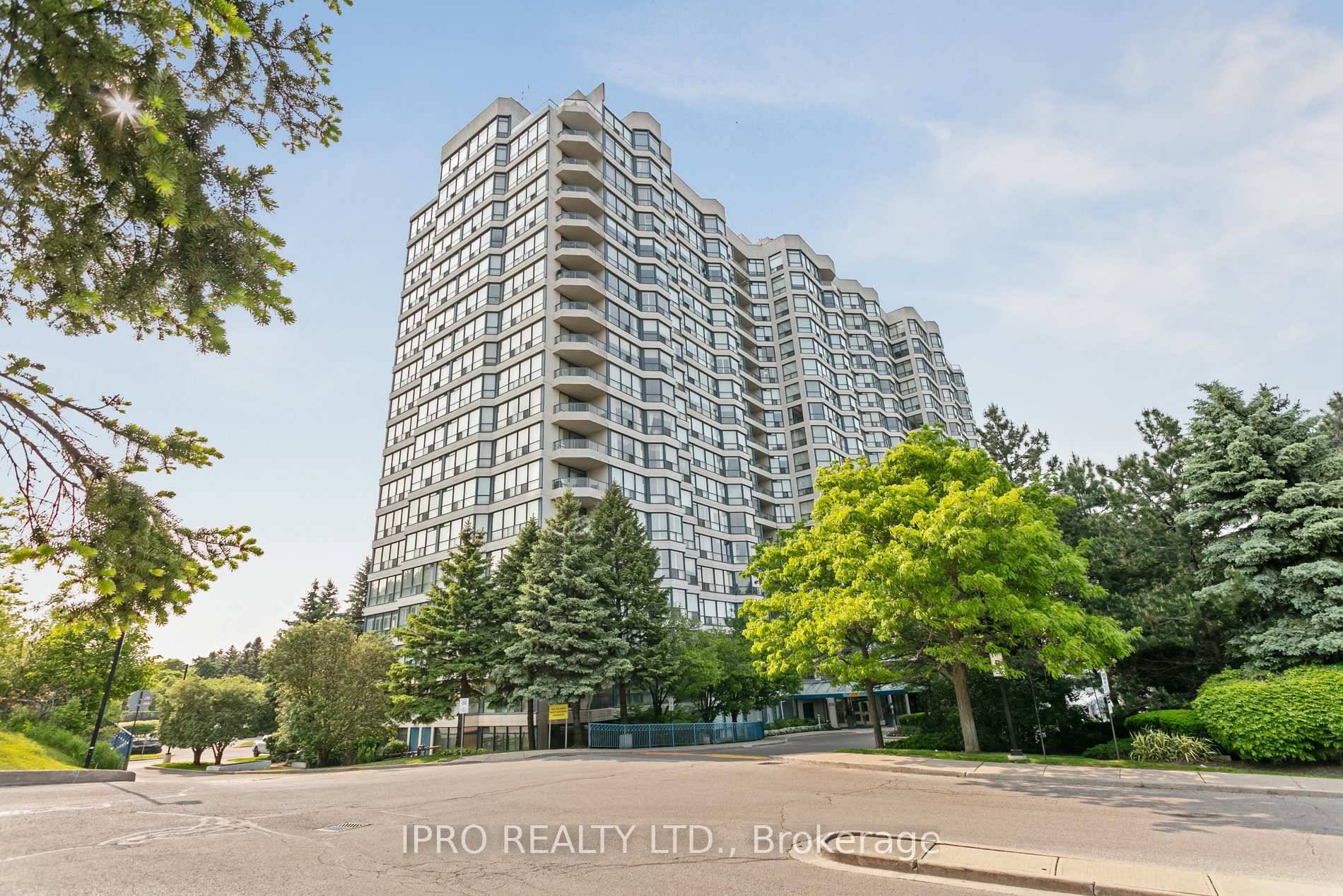 Welcome to Skyrise on Yonge Condos, an exquisite, well maintained residence perfectly situated in the heart of Thornhill.