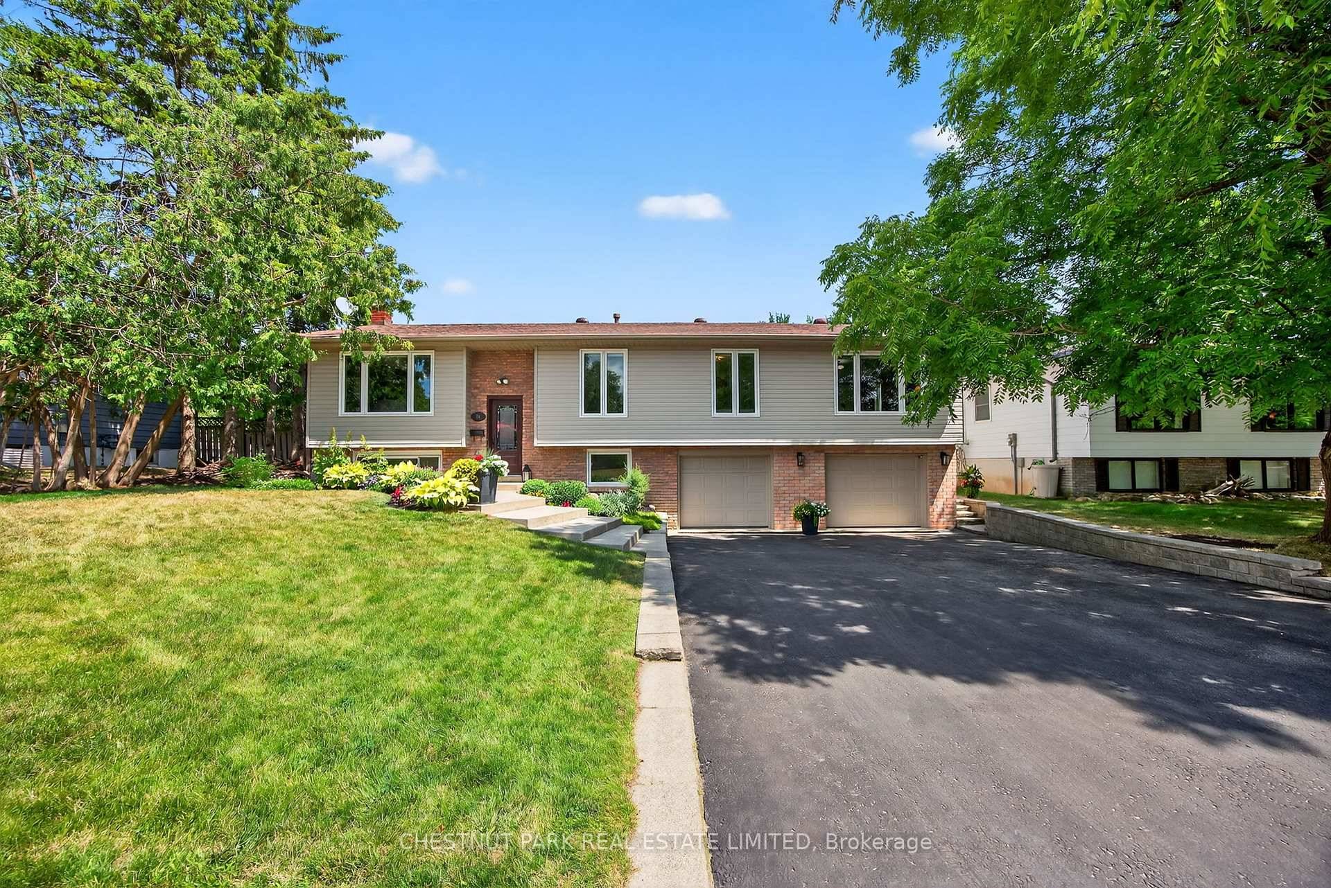 Rare opportunity in Barrie's sought after Bayshore community !