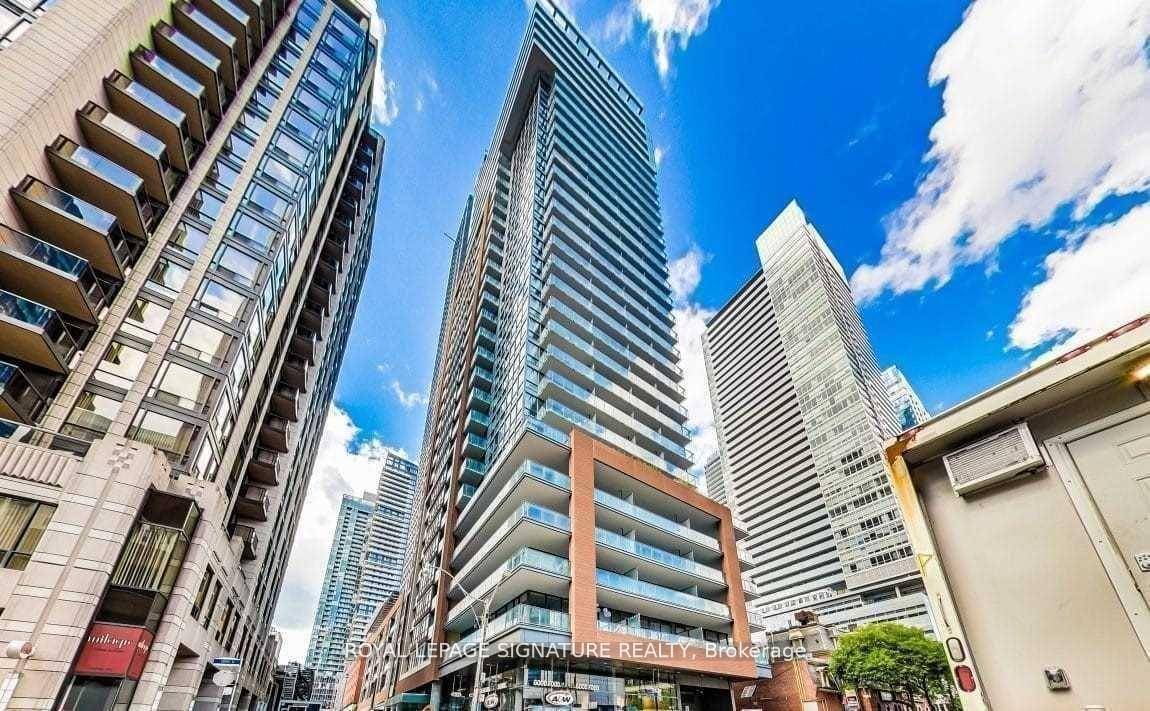Client RemarksThis Generously Sized 1 1 amp ; 2 Bath Condo Is Located In The Center Of Downtown !