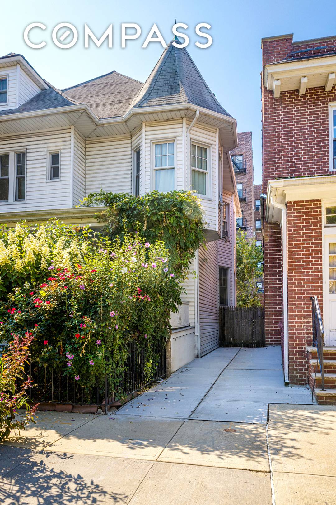 BEAUTIFUL VICTORIAN HOUSE WITH PARKING AND A GREAT GARDEN !
