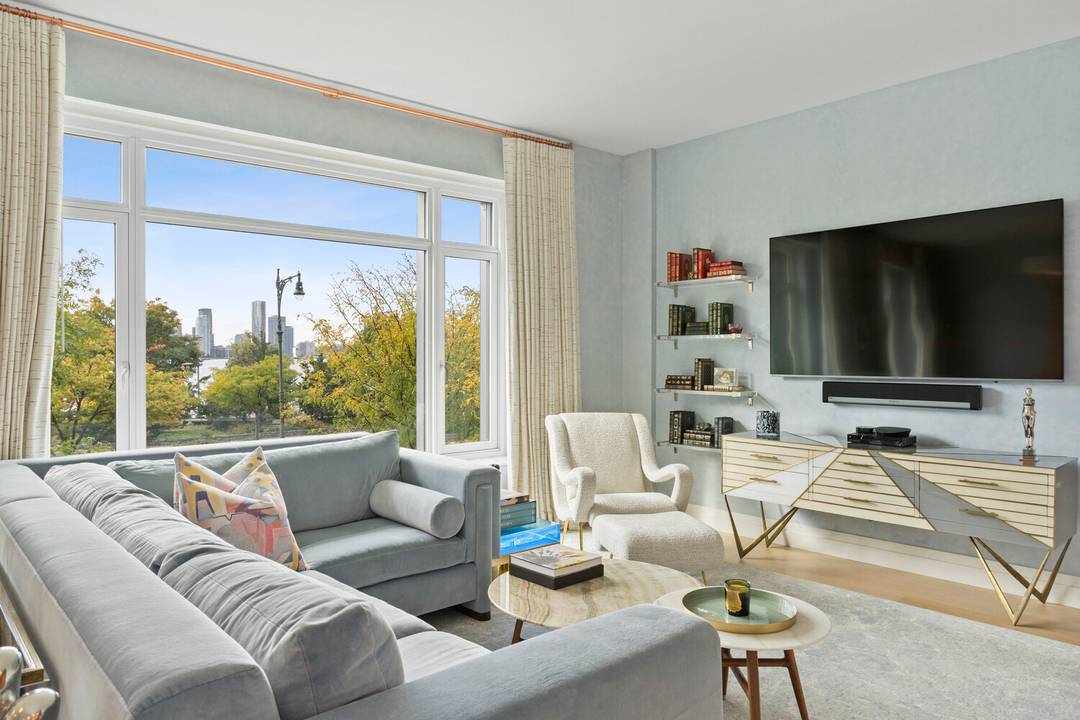 Please reach out to the listing agent, John Credaroli, at Douglas Elliman to schedule a tour.