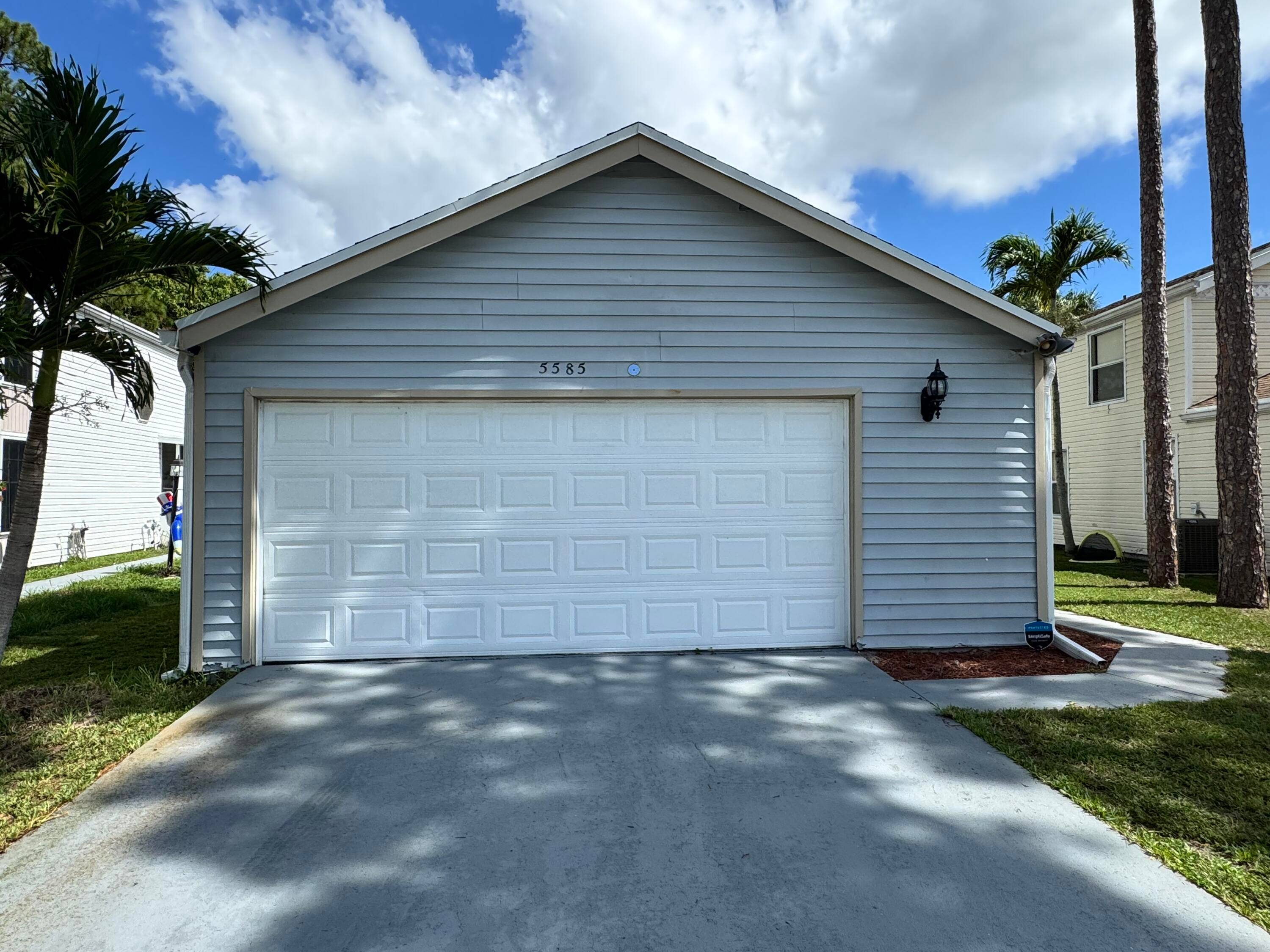 Welcome to this beautiful 3 bedroom, 2 bathroom home, ideally located in front of the community pool !