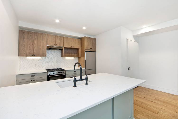 Large one bedroom residence with private balcony !