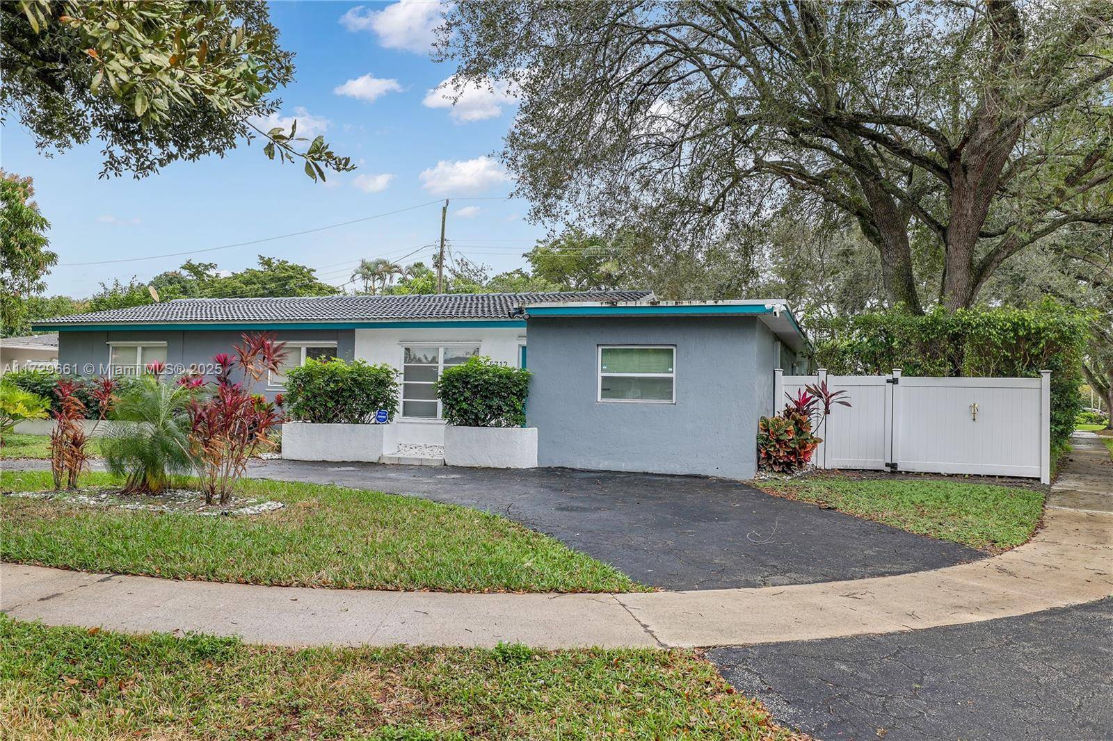 Welcome to this fabulous house located in a privileged corner in the heart of hollywood, a great and quiet neighborhood.