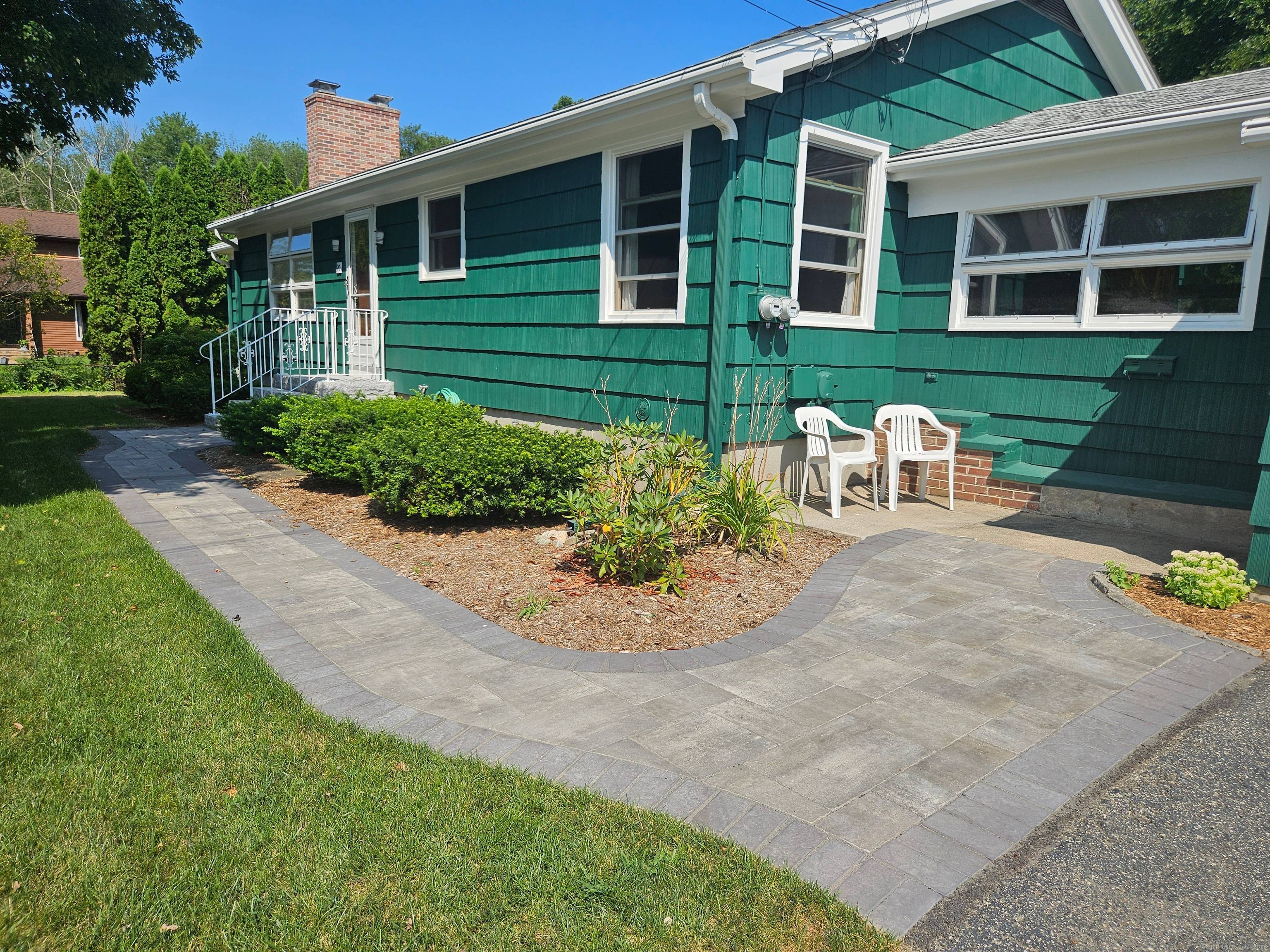 Step into this beautifully maintained mid century gem close to UCONN Avery Point, Pfizer, Electric Boat, Eastern Point Beach, Shennecossett Golf Course, Bayberry Lane Public Boat Launch and so much ...