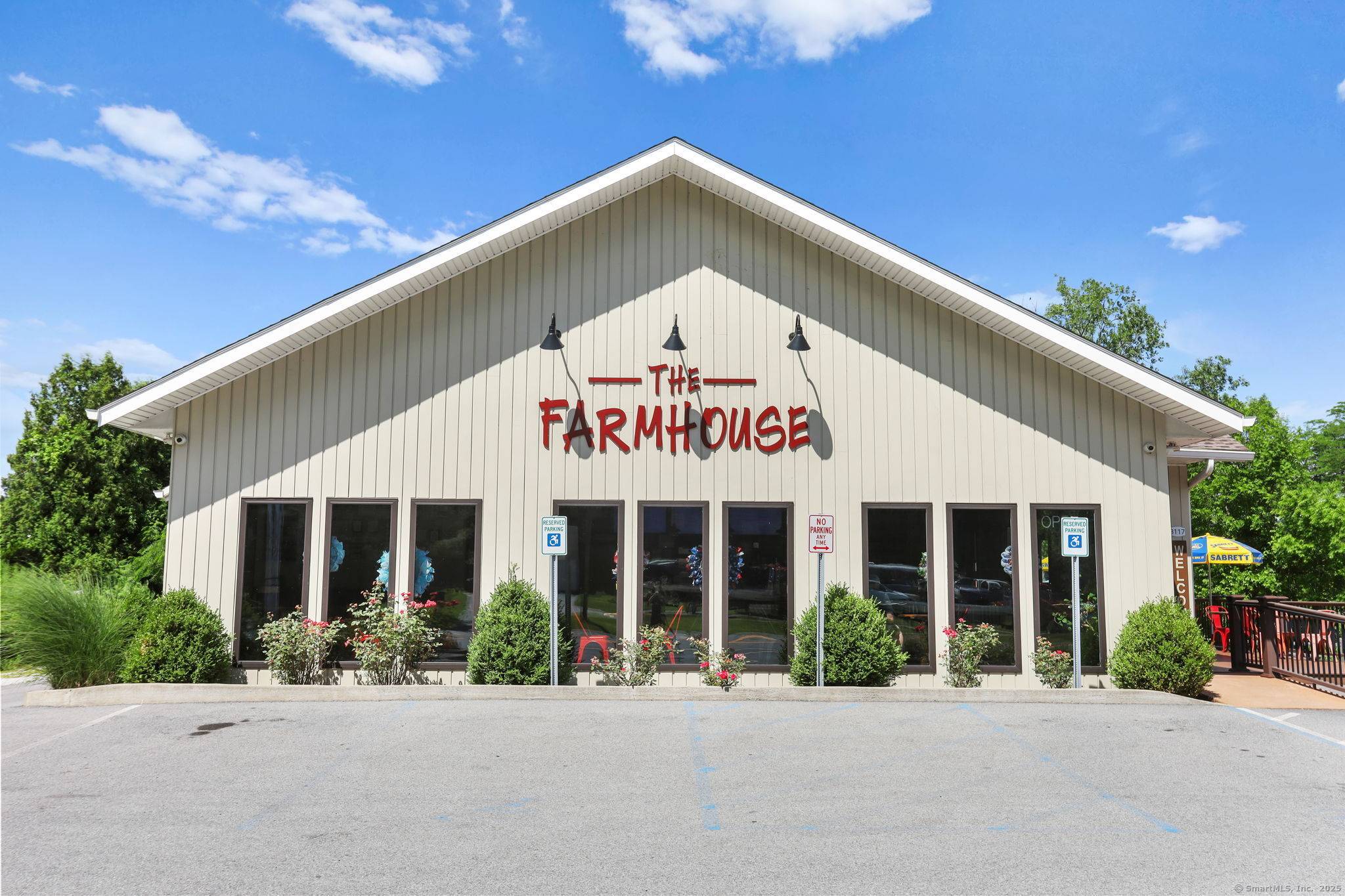 An extraordinary opportunity to own The Farmhouse, a thriving turn key fast casual restaurant rooted in decades of tradition and beloved by the local community.