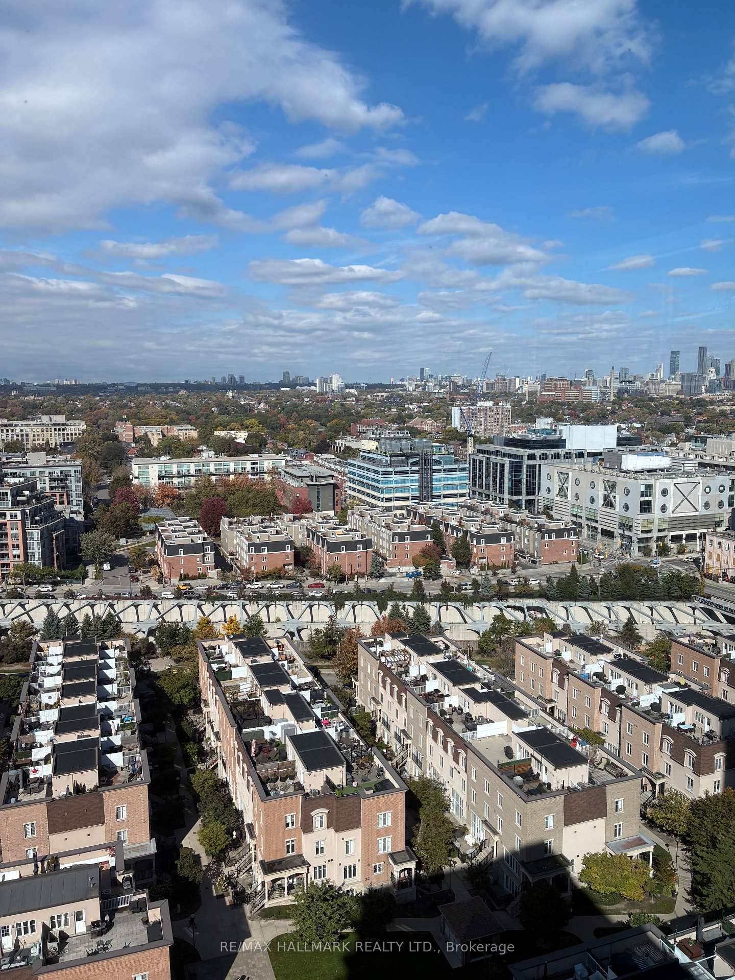 Modernized, Sunny amp ; Spacious Liberty Village 2 Bedroom amp ; Den Suite !