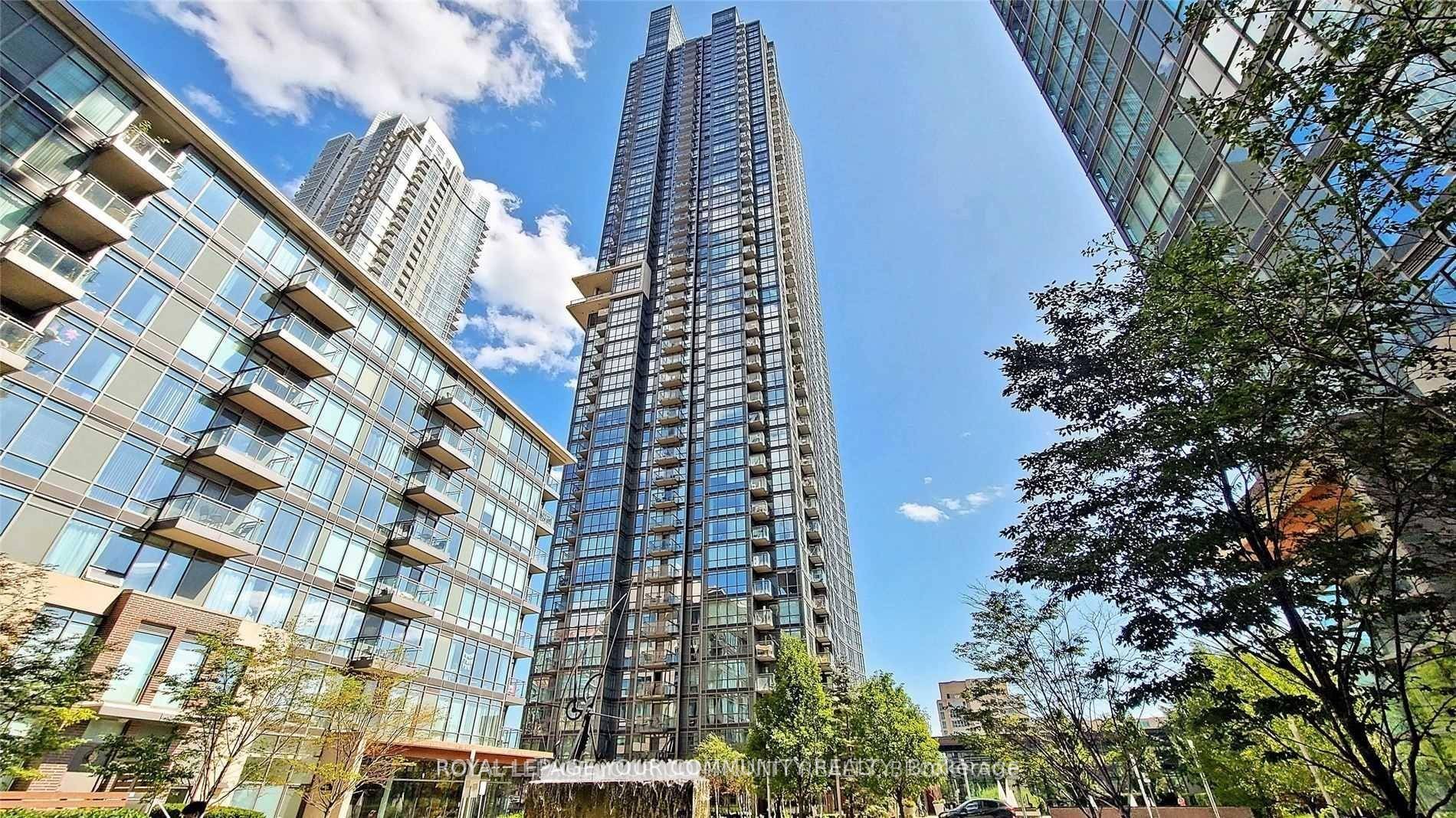 Fully Furnished Downtown Lakeview 1 Bdrm Den Den Can Be Used As A 2nd Bdrm, 9'Ft Ceiling, Functional Lay Out, Open Concept Kitchen With Breakfast Bar, Floor To Ceiling Windows.