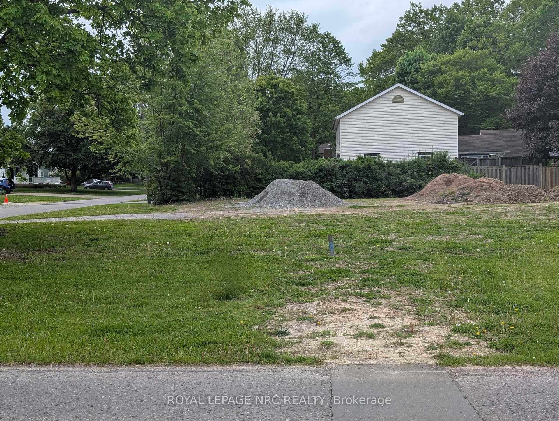 Vacant Residential Lot 50 x 111 Prime Location in Mature Niagara Falls Neighbourhood.