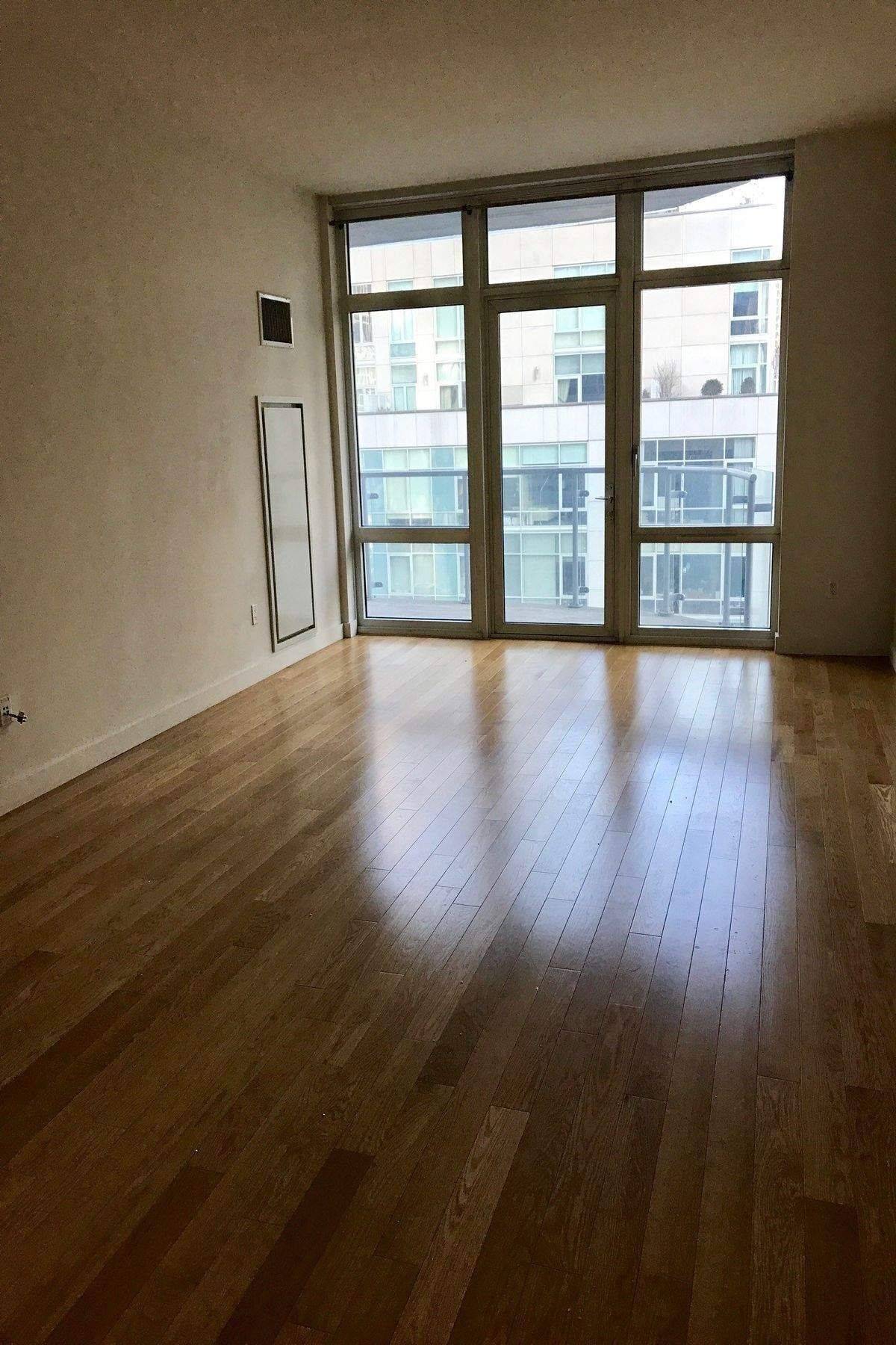 Close proximity to Lincoln Center, Time Warner Center, Whole Foods and Central Park !