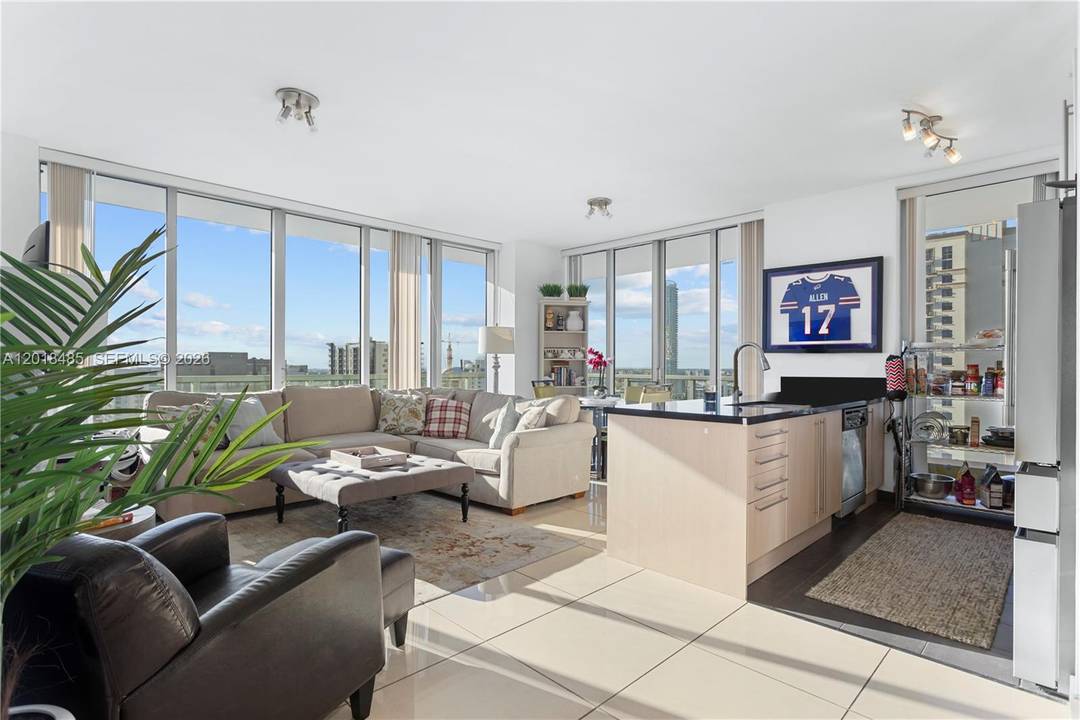 BEAUTIFUL CORNER 2 Bedrooms, 2 Bathrooms with an outstanding Sunset view.
