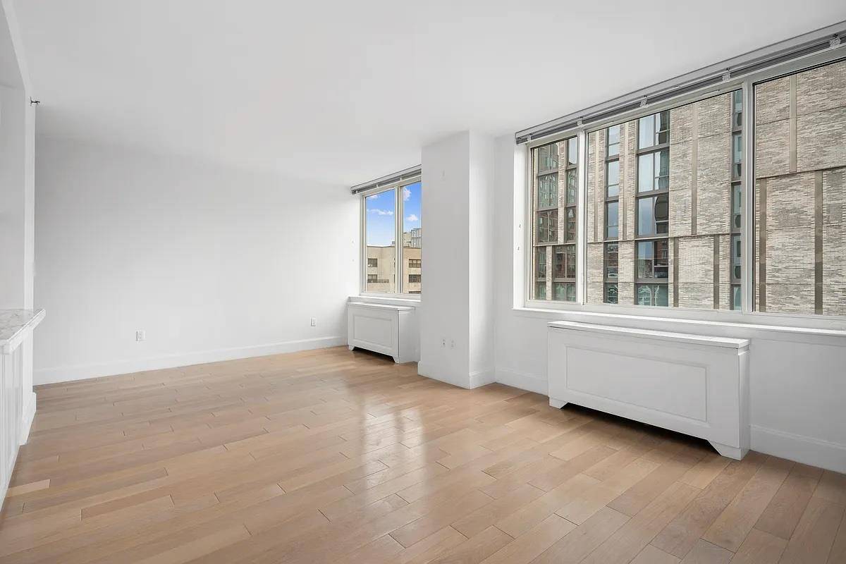 Perched on the 15th floor, this high floor 1 bedroom, 1 bathroom residence features sunny southern exposure with city views through its expansive living and dining room windows.