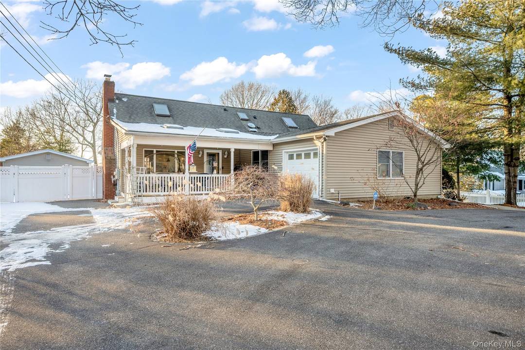 HAUPPAUGE Spacious Expanded Cape on Over Half an Acre Welcome to your new home !