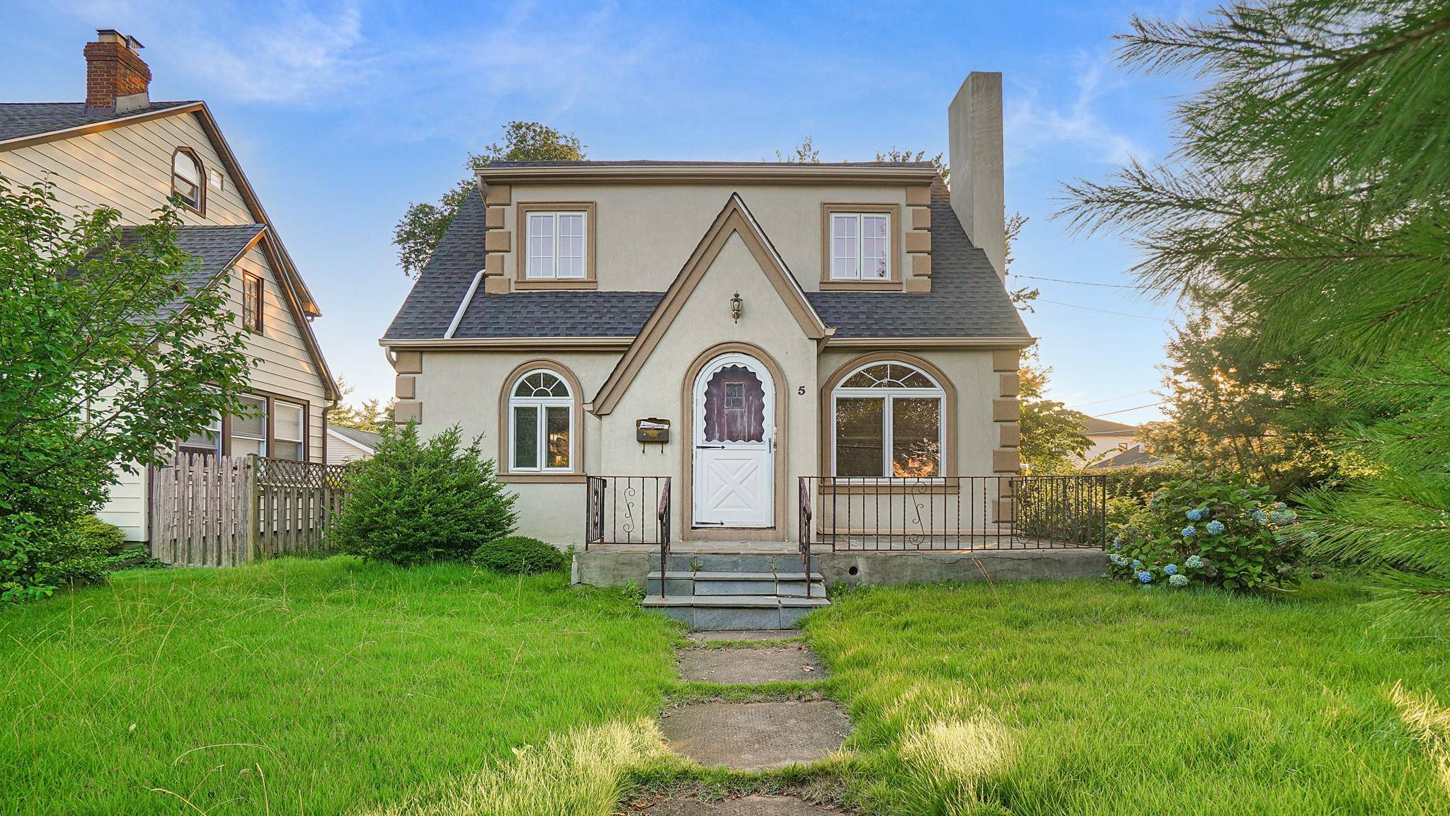 Beautiful Single Family Cape Cod House located near Mineola Ave in the heart of Roslyn Heights, featuring 2 Bed, 1 Full Bath, Living Dining, Kitchen over 1 Bed, 1 Full ...