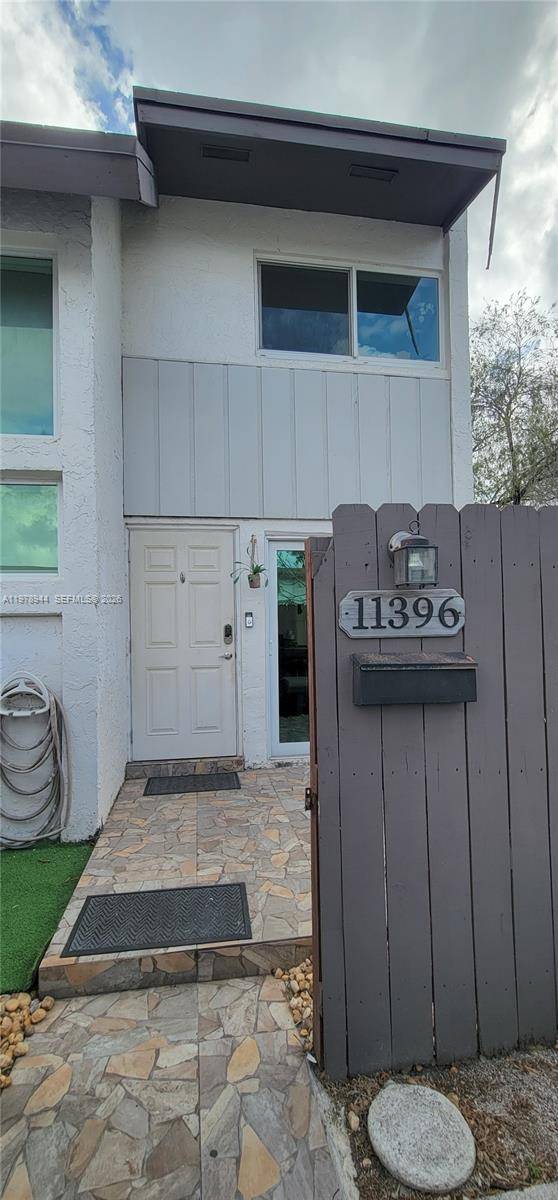 This charming corner unit 3bd 2bth townhome features a beautifully updated kitchen 2022, newer appliances 2022, and a fully renovated upstairs bathroom and flooring.