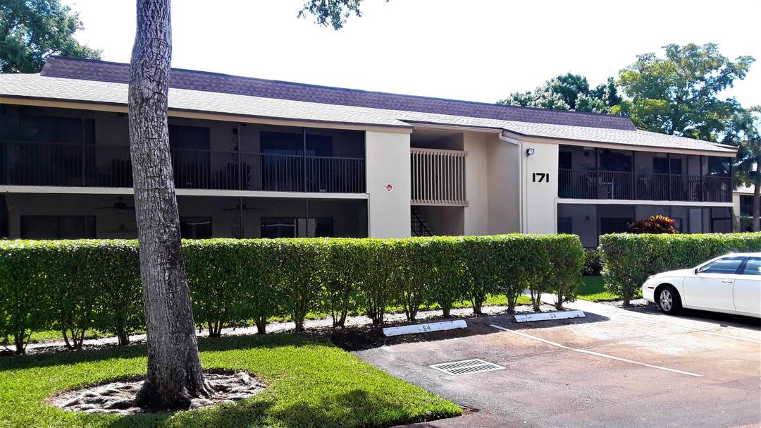 Freshly painted, newly remodeled bathrooms, tiled living area, vinyl planking in bedrooms, fully furnished 2 2 with an oversized covered screened terrace.