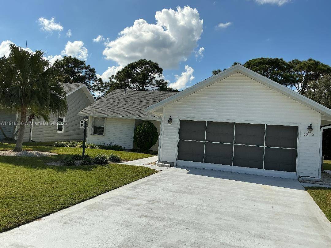 Welcome to the highly sought after 55 community of Duckwood in Stuart, FL.