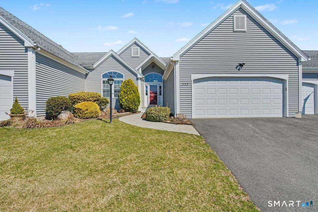 Truly turn key Blakefield unit on a quiet street in sought after Aspetuck Village Condo Association.