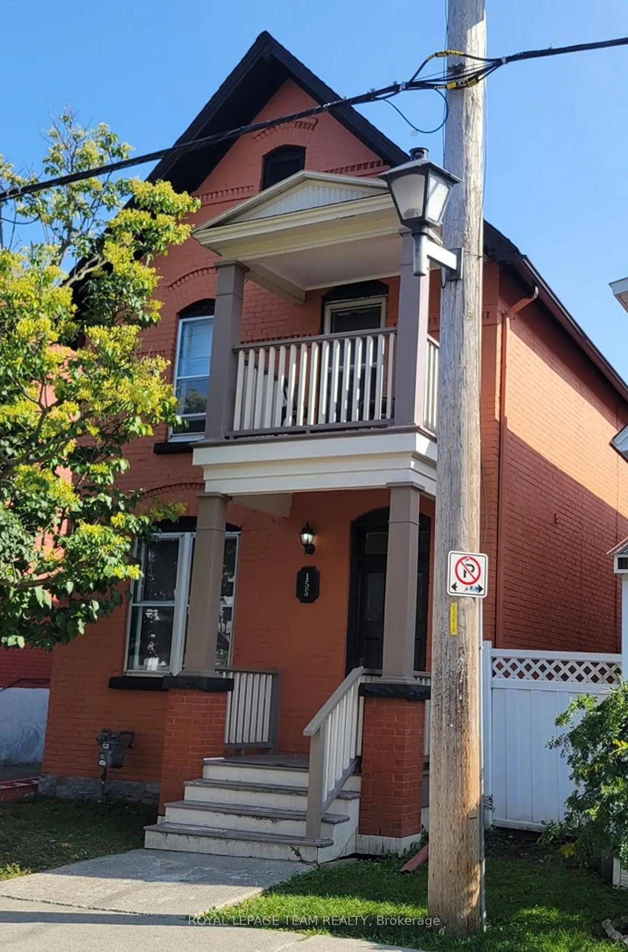 This triplex offers a fantastic living experience in the heart of Ottawa !