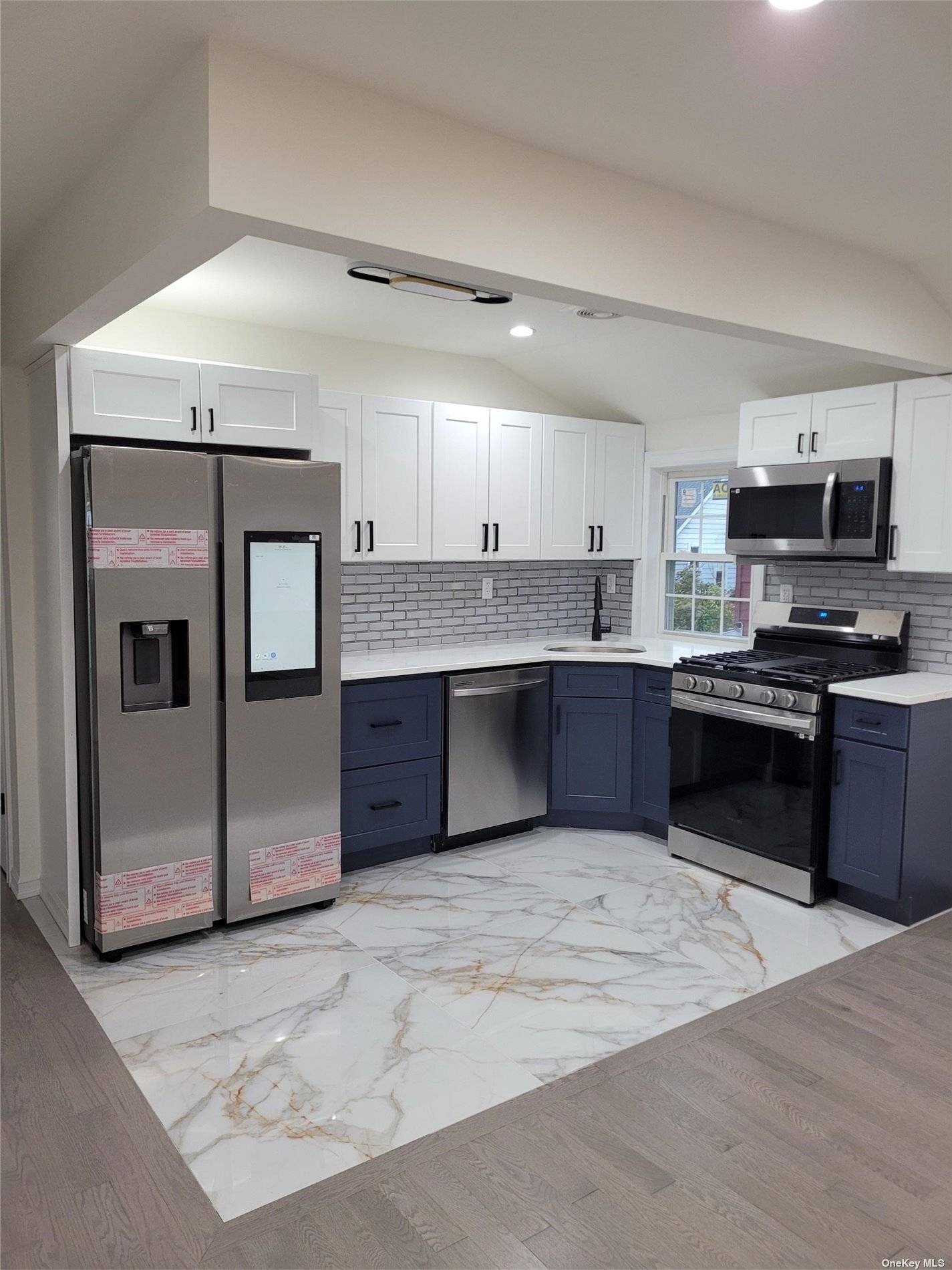 Brand new 3 bed, 2 full bath unit, 2nd floor, Stainless Steel appliances, gorgeous place.