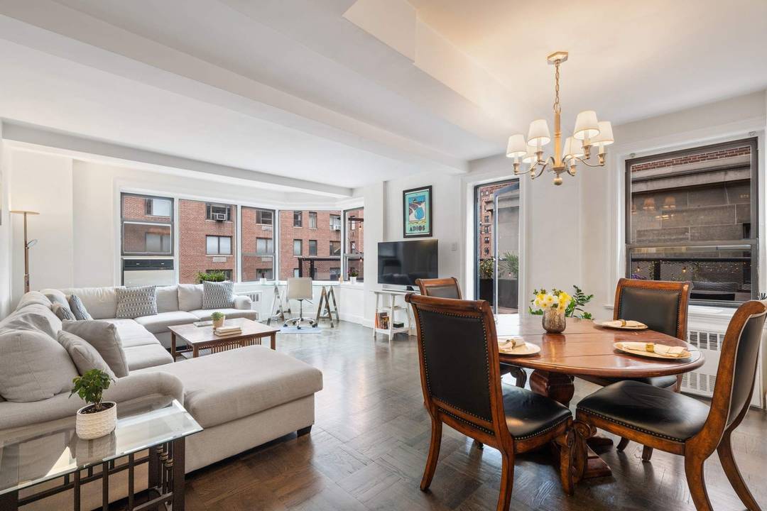 Perfectly positioned between Madison and Park Avenues, and nestled between the Morgan Library and the Union League Club, this standout residence pairs modern interiors with two rare private setback terraces ...