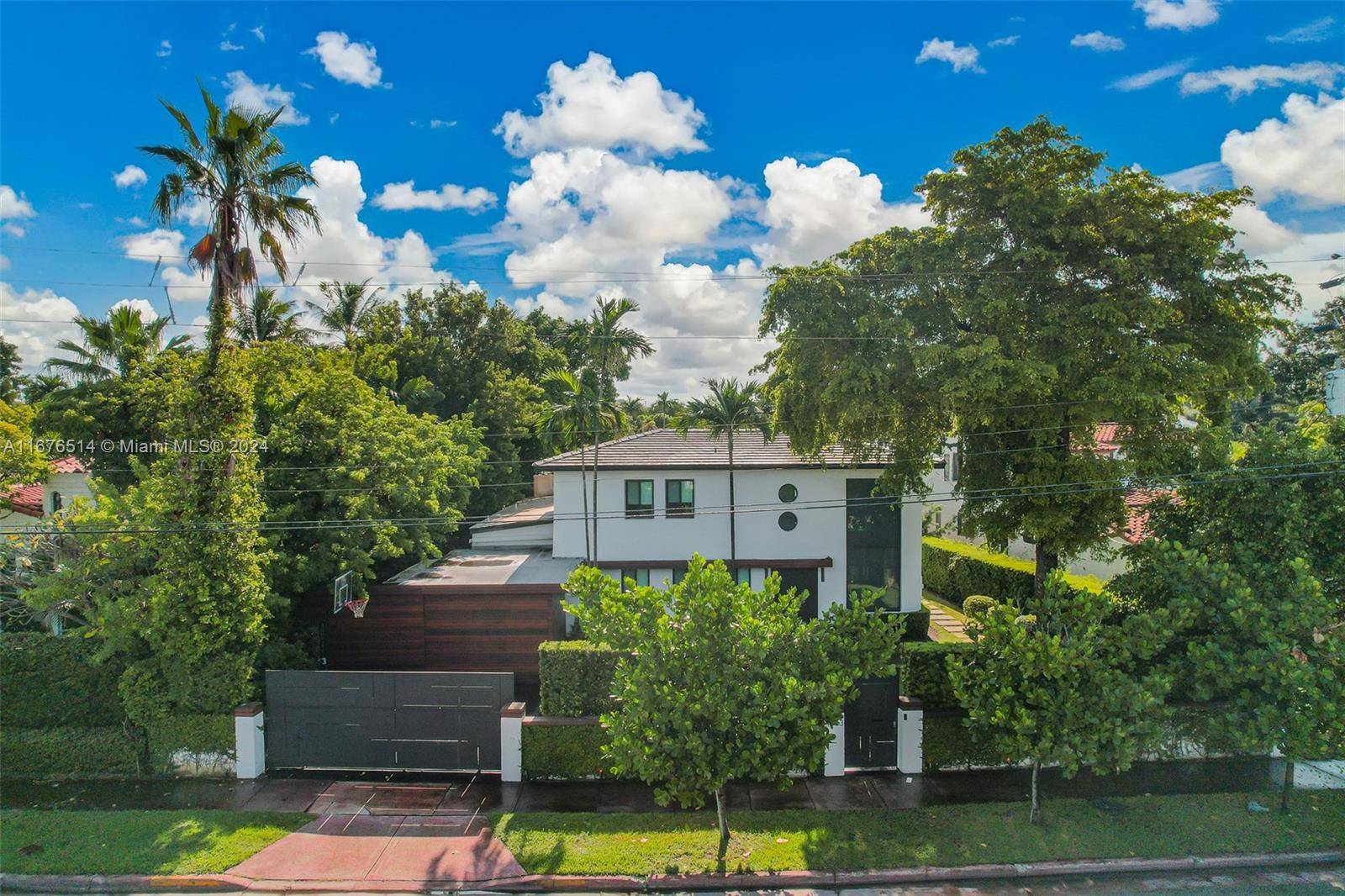 Fabulous Modernized Art Deco Home In The Heart of Miami Beach Upon Entering This 4 Bedroom 4.