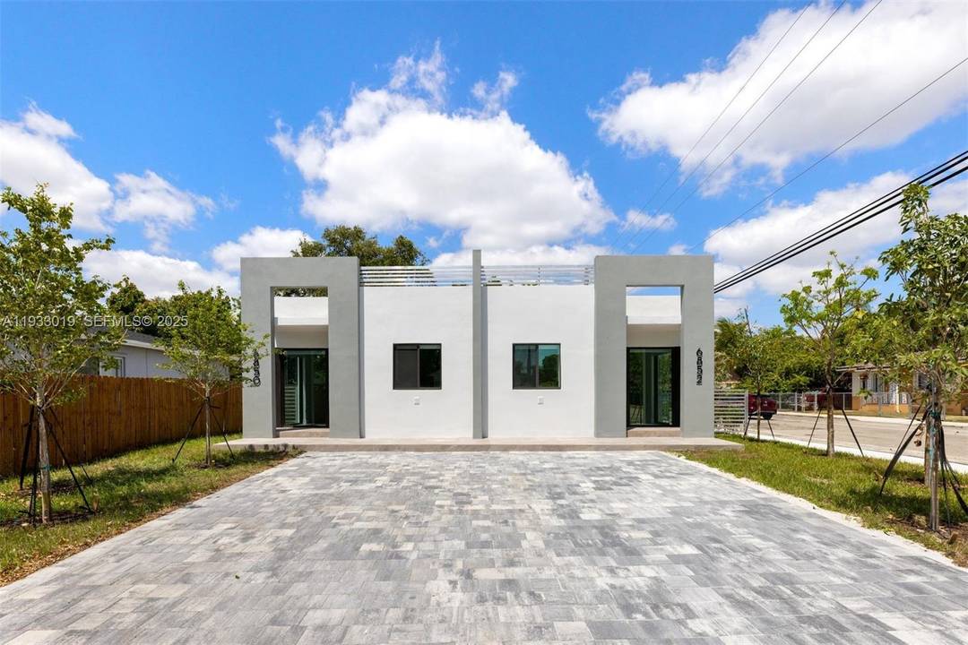 Experience contemporary luxury in this new 2025 build duplex, located in the vibrant Miami.