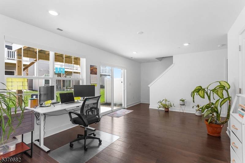 Absolutely wonderful Townhouse, enjoy the best that Morris Plains has to offer.