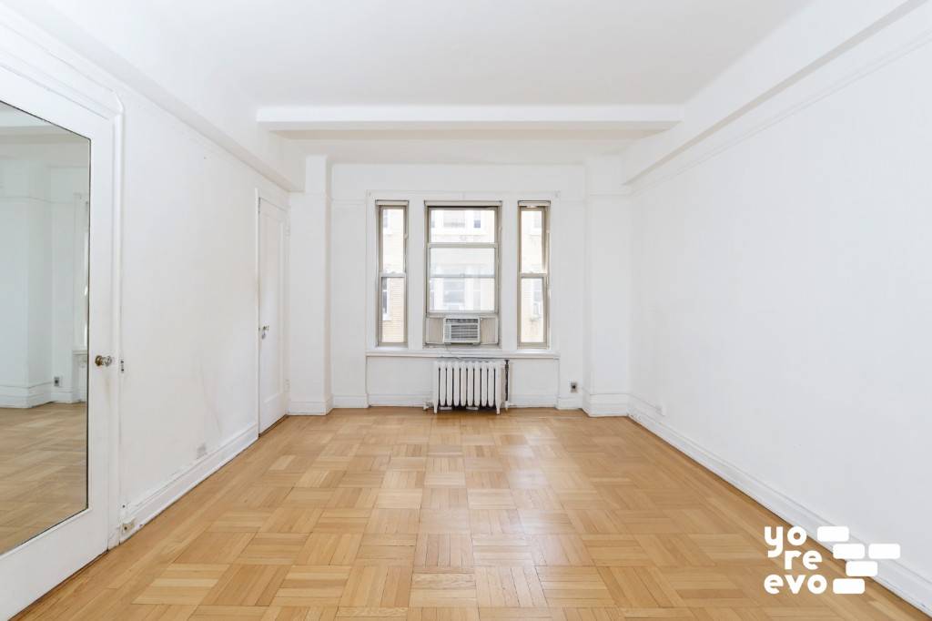 This spacious studio is located in a beautiful Prewar Art Deco building in the heart of Greenwich Village.