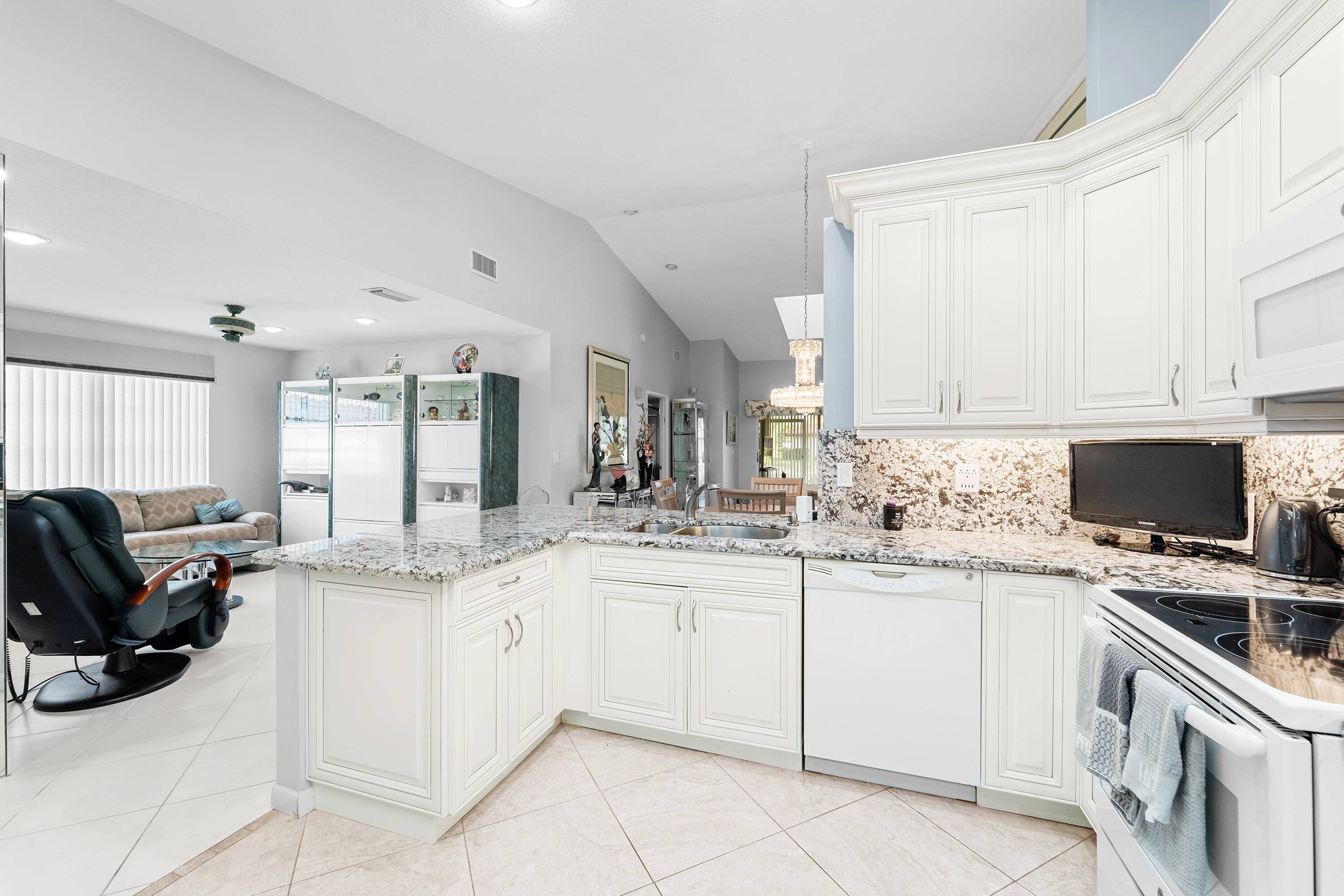 Lovely, light and bright 2 2 villa with den, plus attached 1 car.