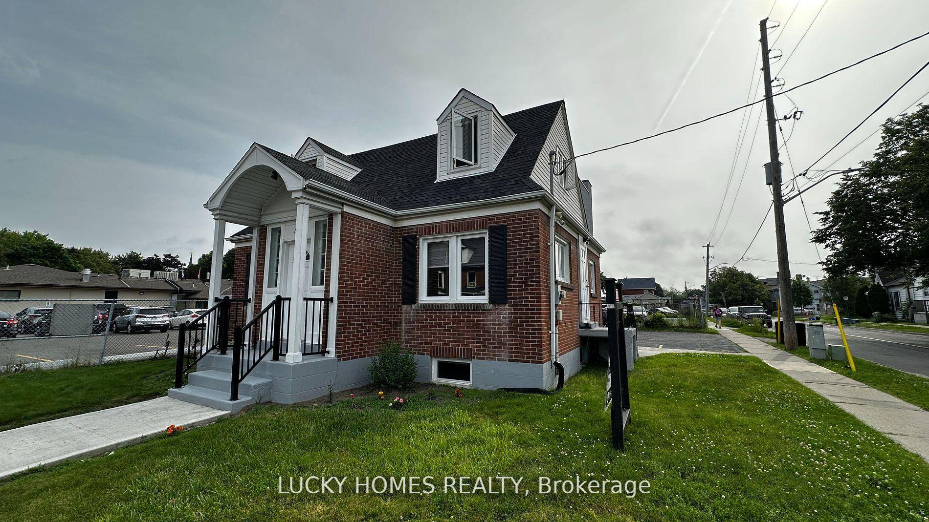 Legal Duplex, Fantastic 2 Bedroom Upper Level Unit for Lease in the Heart of Downtown Oshawa !