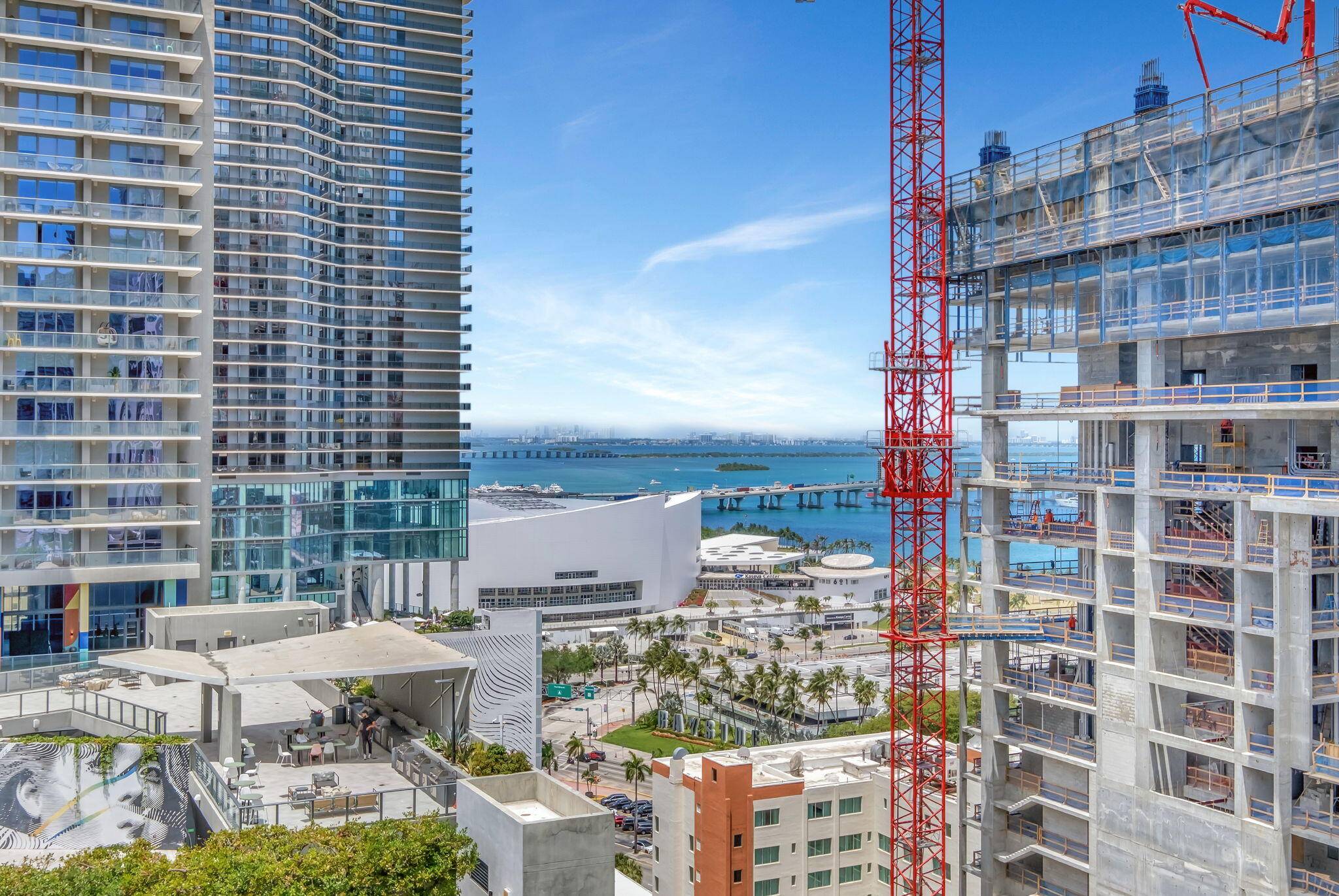 Amazing intracoastal view spacious 1 bedroom 1 bath apartment with a open concept with 12ft ceiling located in Downton Miami.