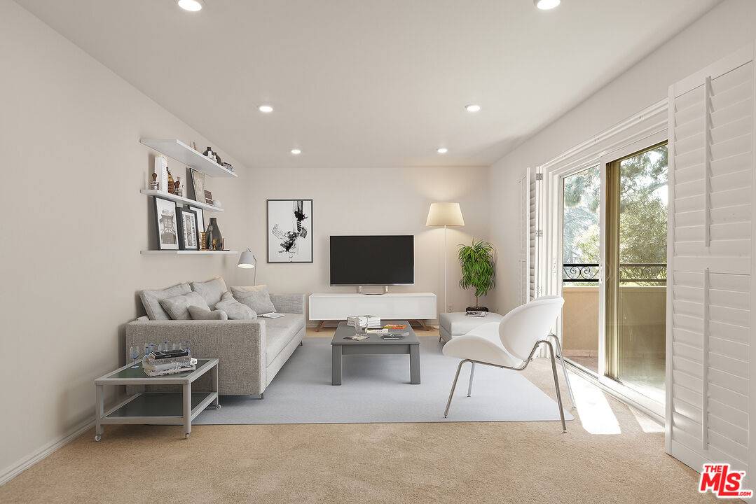 6702   Hillpark Dr 2.0 Hollywood Hills East LA