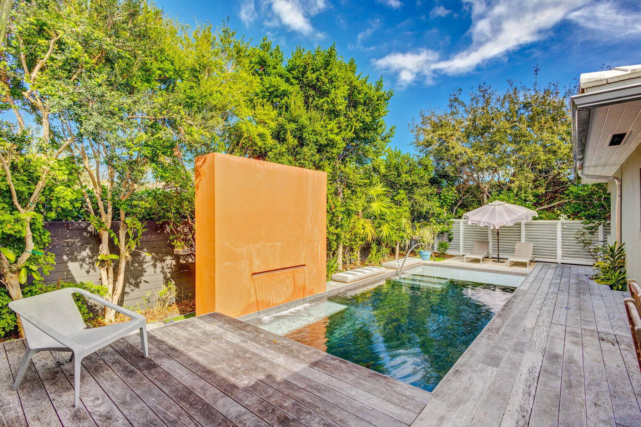 Your snowbird retreat located in highly desirable Parrot Cove neighborhood just minutes from downtown Lake Worth and the beach !
