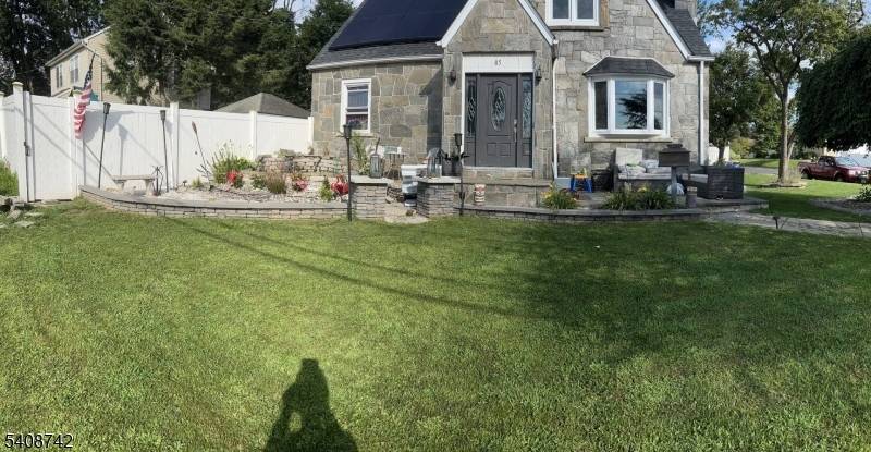 Incredible 1900 square foot of Awesome.