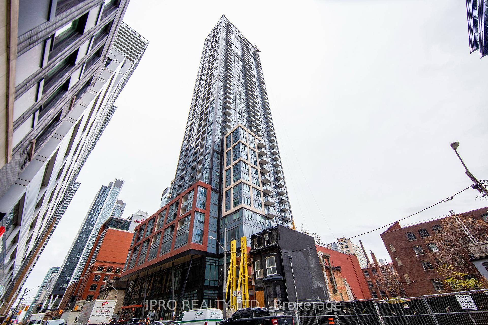 100 Walk Score !, In The Heart Of Toronto's Entertainment District Luxury 2 bedrooms, 2 bathroom Condo Located Bright amp ; Spacious North East Facing Unit.