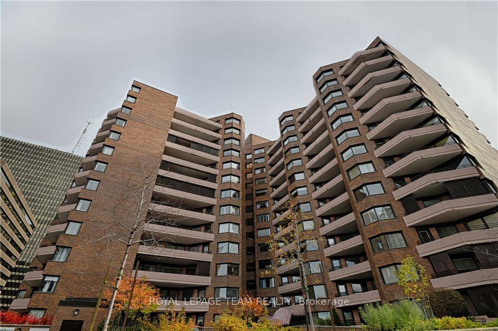 This beautiful 3 bedroom 2 bathroom condominium apartment boasts a bright south west exposure hosting an amazing 24 foot covered balcony.