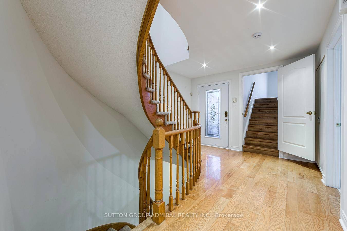 This Beautiful 4 Bedroom, 3 Bathroom Family Home in a Highly Sought After Neighbourhood Near Steeles Ave is a Must See !