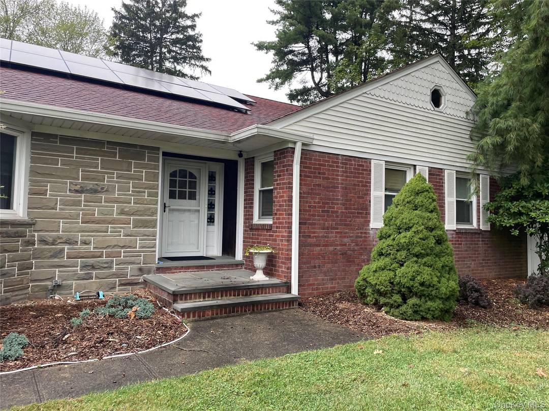 Charming Ranch in Award Winning Clarkstown School District Welcome to this spacious 3 bedroom, 2 bathroom ranch style home, located in New City, New York.