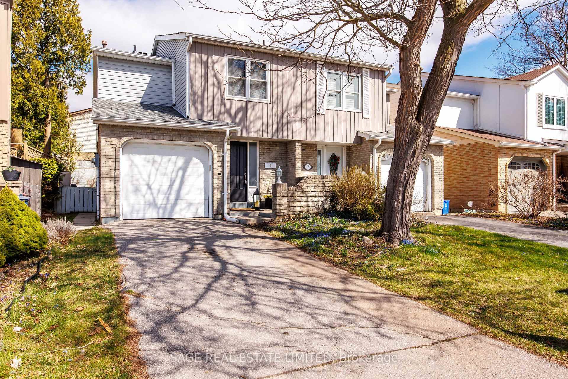 Smart buyers will see an opportunity when they visit the nicely cared for home at the quiet curve of 9 Reginald Crescent.