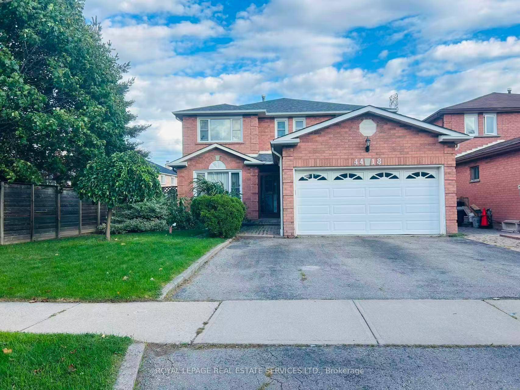 Beautiful and Spacious 2 Bedroom Den Basement Apartment In The Heart Of Mississauga !